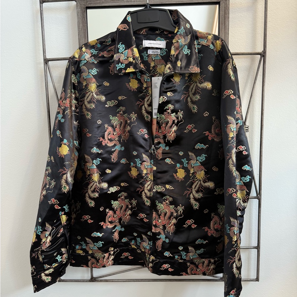 NWT URBAN OUTFITTERS black chinoiserie Unisex zip front jacket, sz men’s small.